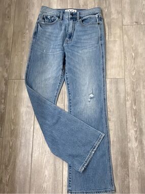 High-Rise Straight Leg Jeans in Light Blue -